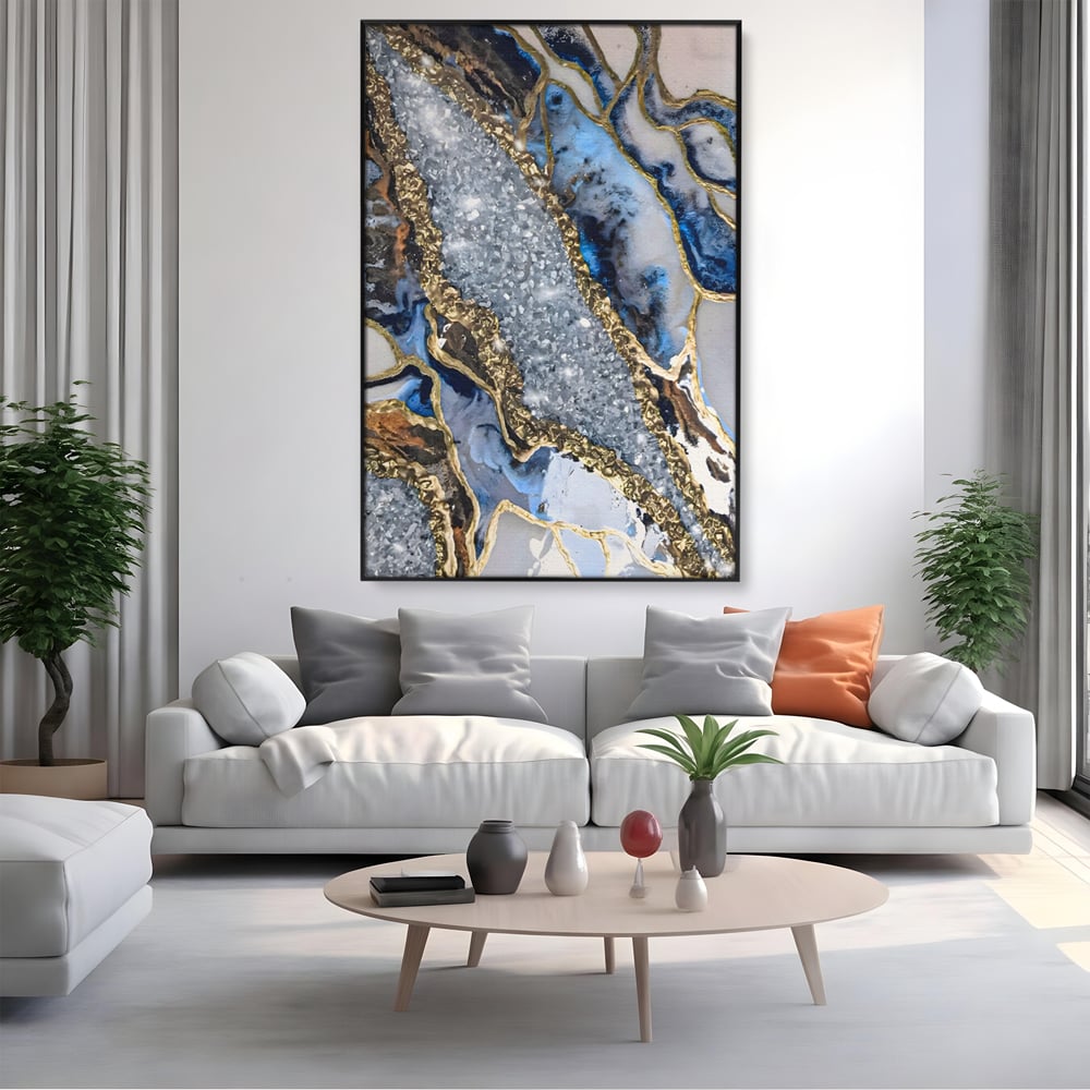 Tablou canvas cu pictura abstracta cu textura de marmura si detalii aurii, in rama de aluminiu negru, pe perete intr-un living